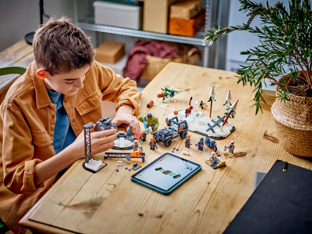 LEGO® Marvel Avengers Assemble: Hydra Snow Base Assault (Set 76291)