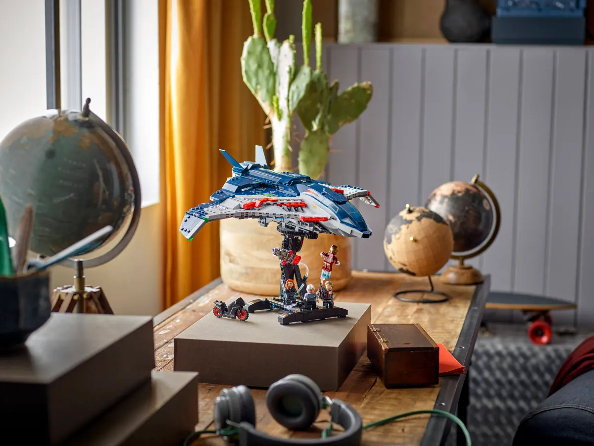 LEGO® Marvel Quinjet Assault: Age of Ultron Edition (Set 76325)