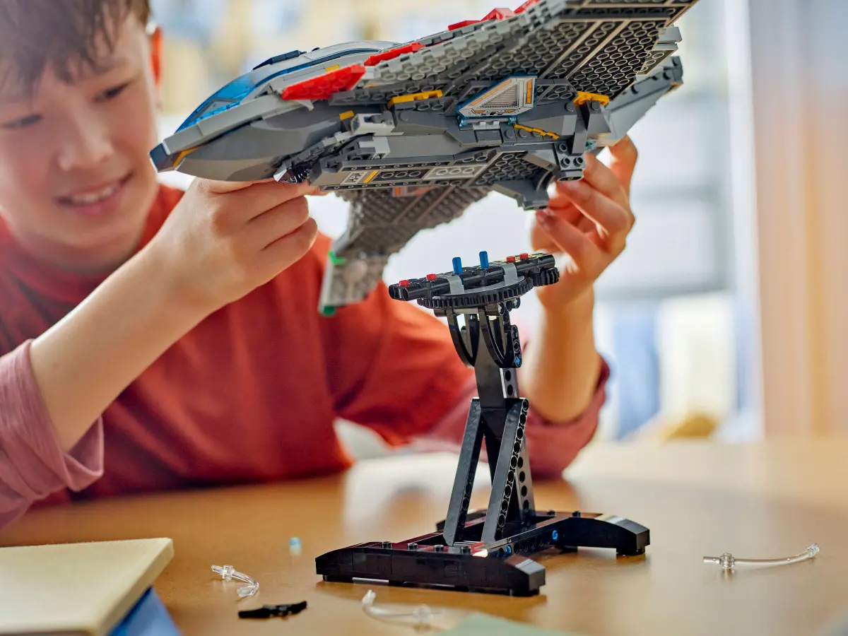 LEGO® Marvel Quinjet Assault: Age of Ultron Edition (Set 76325)